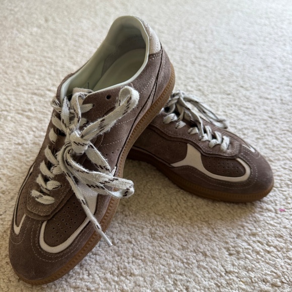 Alohas Sneakers - Picture 2 of 3